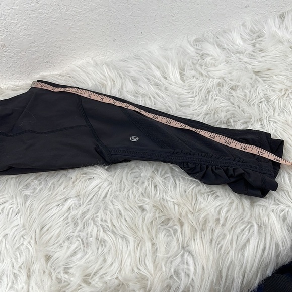 Lululemon Women's Scrunch Hem Capri Leggings Size 4 Black Rear Zip Pocket - Picture 11 of 11